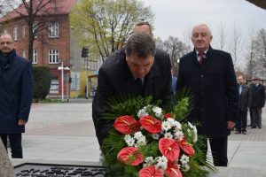 Oświęcim. Złożono kwiaty i zapalono znicze jako wyraz pamięci o ofiarach katastrofy lotniczej pod Smoleńskiem