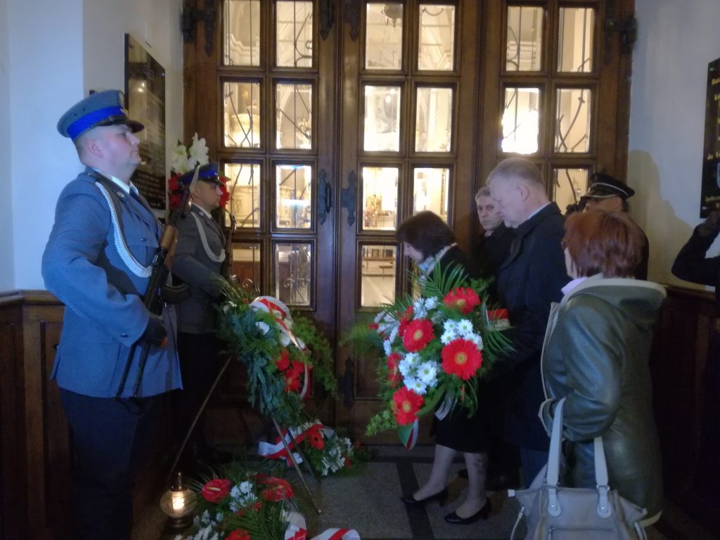 Kwiaty składa delegacja gminy Oświęcim