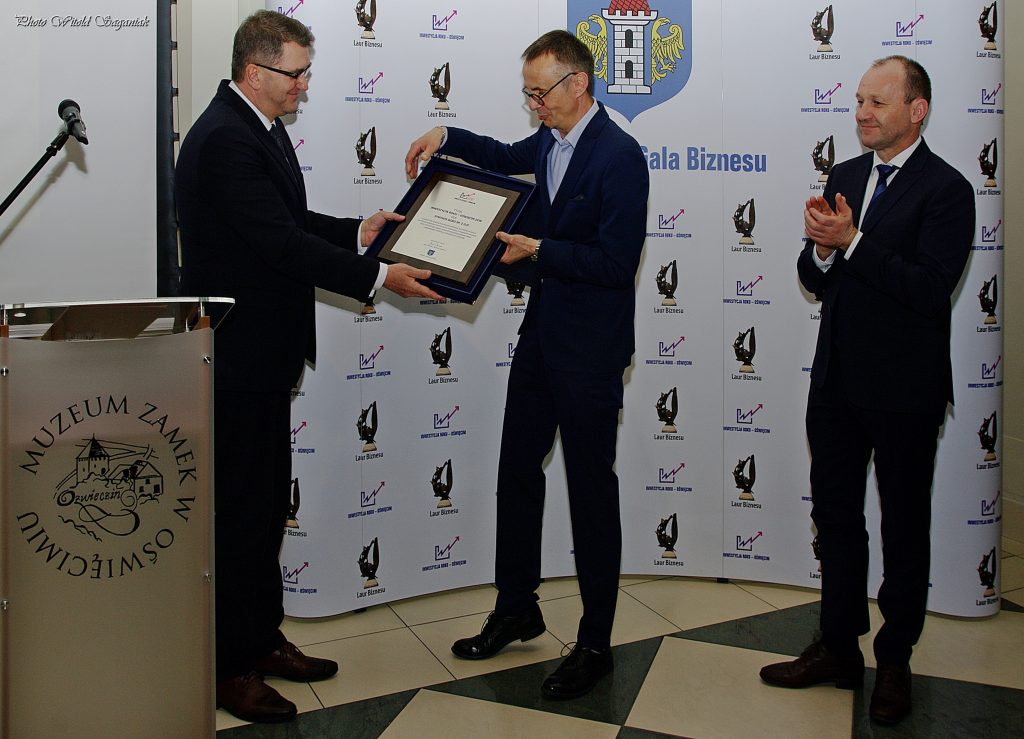 Prezes Zbigniew Warmuz odbiera nagrodę dla spółki Synthos Agro