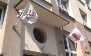Flagi związkowe ZNP I Solidarność na budynku szkoły