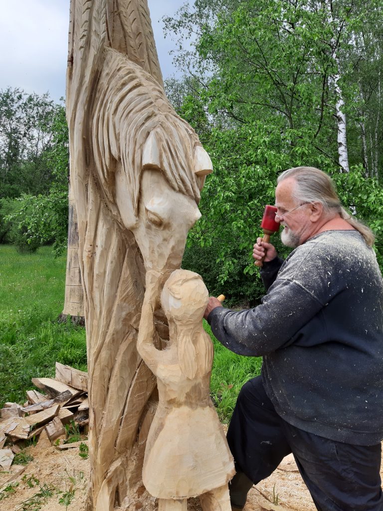 Józef Watychowicz przy rzeźbie przedstawiającej konia i dziecko