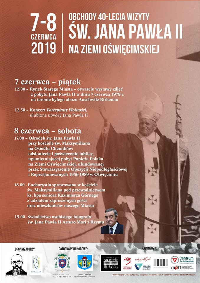 Plakat z programem uroczystości w tle postać Jana Pawła II