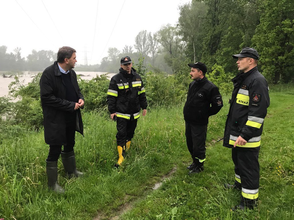 Prezydent w towarzystwie ochotników z OSP sprawdza stan nasypu w rejonie ogródków działkowych na Kamieńcu