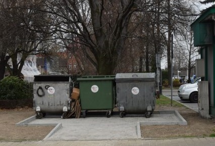 Pojemniki na śmieci stoją na specjalnie wybrukowanym miejscu