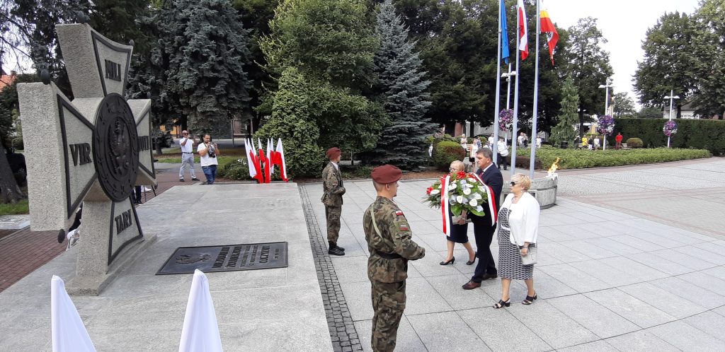 Władze miasta składają kwiaty przy Grobie Nieznanego Żołnierza