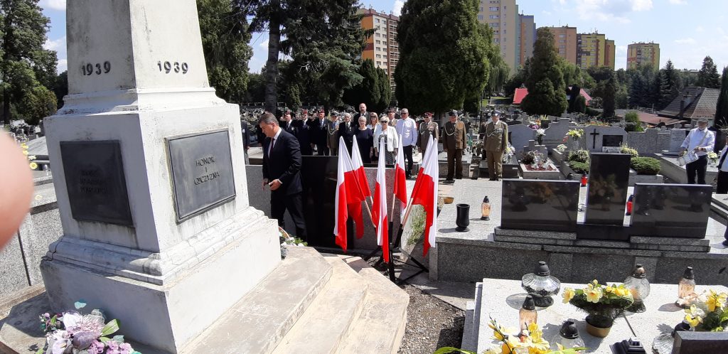 Kwiaty pokryły też pomnik żołnierzy poległych we wrześniu 1939 roku na cmentarzu parafialnym