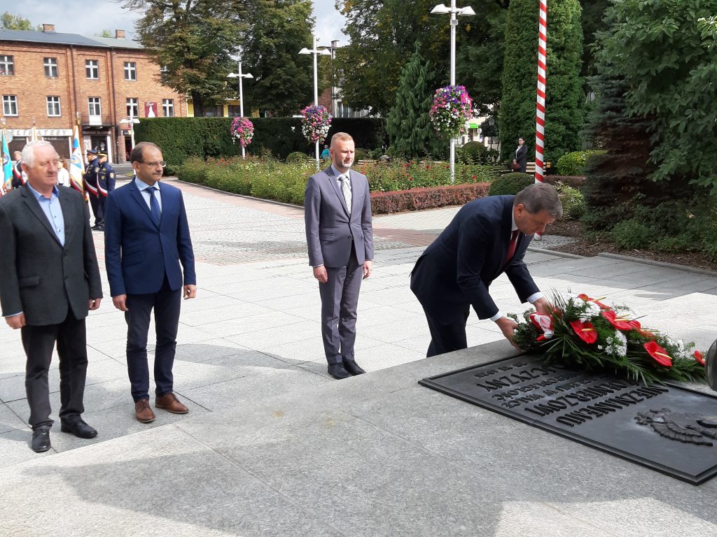 Prezydent Oświęcimia składa kwiaty