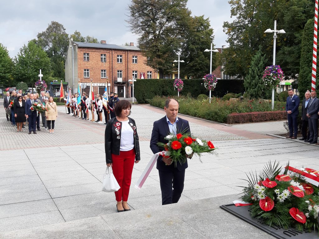Wójt gminy Oświęcim składa kwiaty