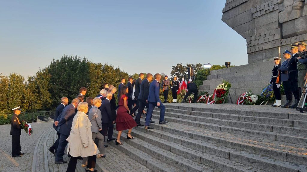 Delegacje pod pomnikiem na Westerplatte