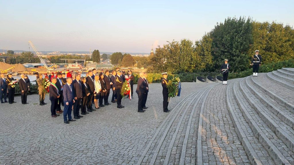 Delegacje przed pomnikiem na Westerplatte