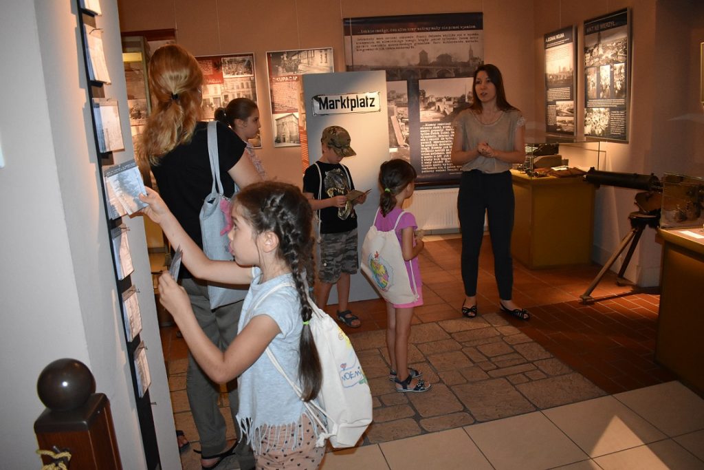 Dzieci podczas warsztatów historycznych w Muzeum Zamek