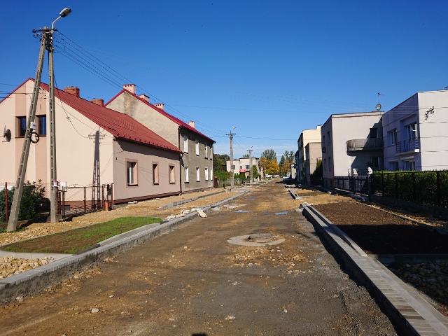 Ulica Elizy Orzeszkowej po zejściu z placu budowy robotników