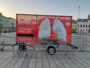 Mobilny billboard z płucami stoi na rynku