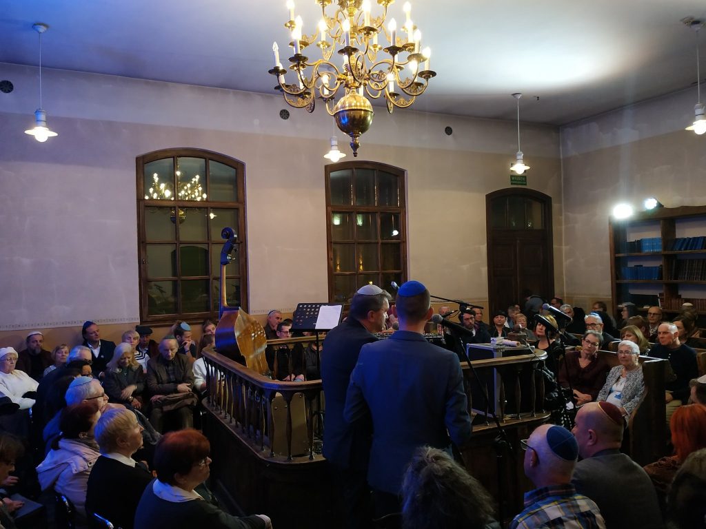 Uczestnicy uroczystości słuchają koncertu w synagodze