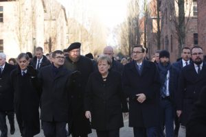 Kanclerz Angela Merkel w towarzystwie premiera Mateusza Morawieckiego i dyrekcji Muzeum 