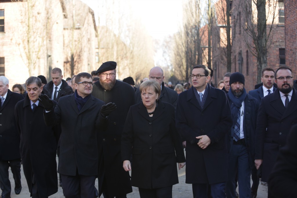 Kanclerz Angela Merkel w towarzystwie premiera Mateusza Morawieckiego i dyrekcji Muzeum 