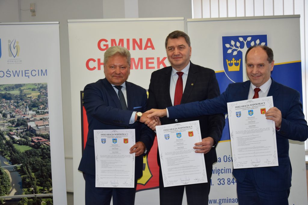 Włodarze Chełmka, Oświęcimia i gminy Oświęcim prezentują podpisane porozumienie