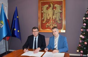 Prezydent i prezes spółki Oświęcimski Sport podpisują umowę na dotację 