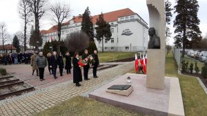 Delegacja władz miasta, uczelni składa kwiaty przy pomniku rtm. Witolda Pileckiego