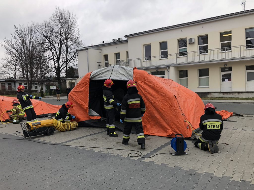 Strażacy rozstawiają namiot do segregacji pacjentów szpitala 