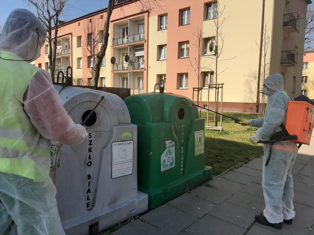 Służby komunalne dezynfekują pojemniki na odpady