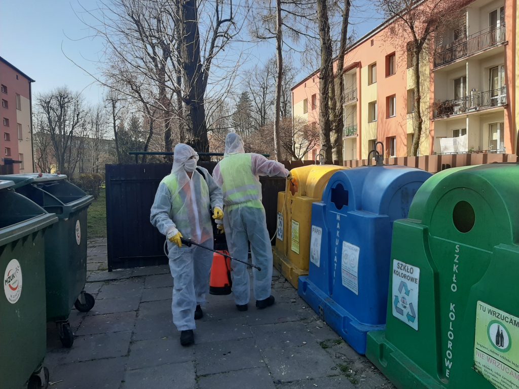 Służby komunalne dezynfekują pojemniki na odpady komunalne