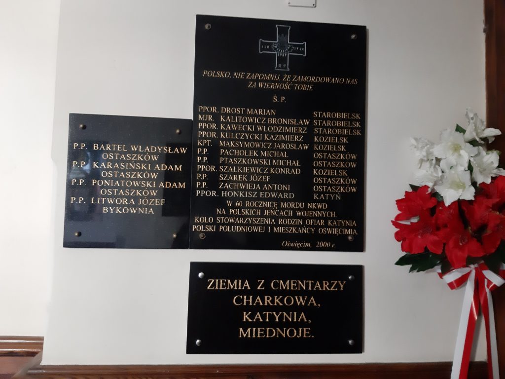 Tablica kościele upamiętniająca mieszkańców Oświęcimia, ofiar zbrodni katyńskiej