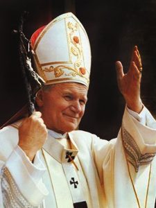 Na fotografii widać Jana Pawła II błogosławiącego wiernych