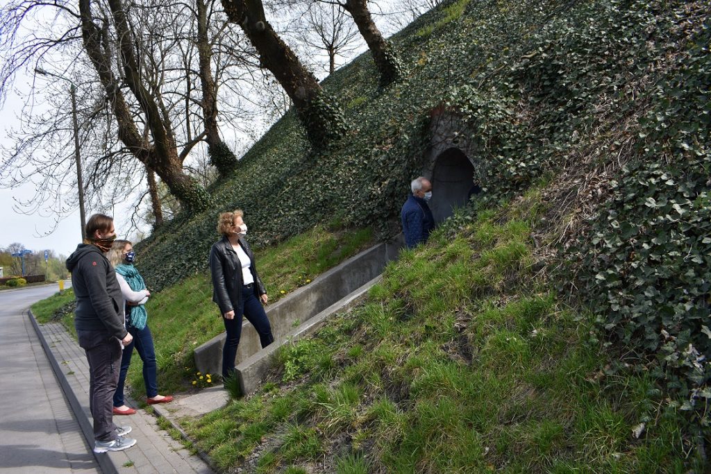 Odbiór tuneli. Członkowie komisji wchodzą w maseczkach głównym wejściem od strony Soły