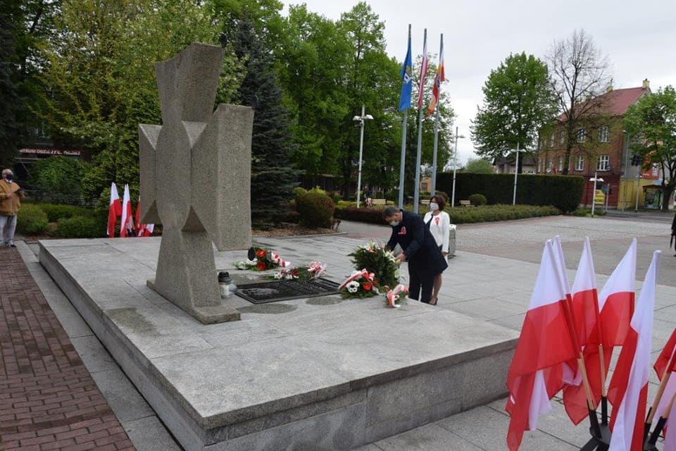 Prezydent Oświęcimia wraz z małżonką składa kwiaty przy Pomniku Nieznanego Żołnierza