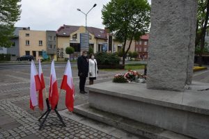 Prezydent Oświęcimia wraz z małżonką składa kwiaty przy Pomniku Niepodległościi