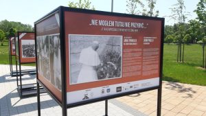 Wystawa zdjęć o św. Janie Pawle II w Parku Zasole