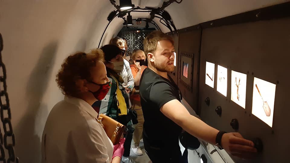 Przedstawiciele biur podróży zwiedzają podziemne tunele pod wzgórzem zamkowym