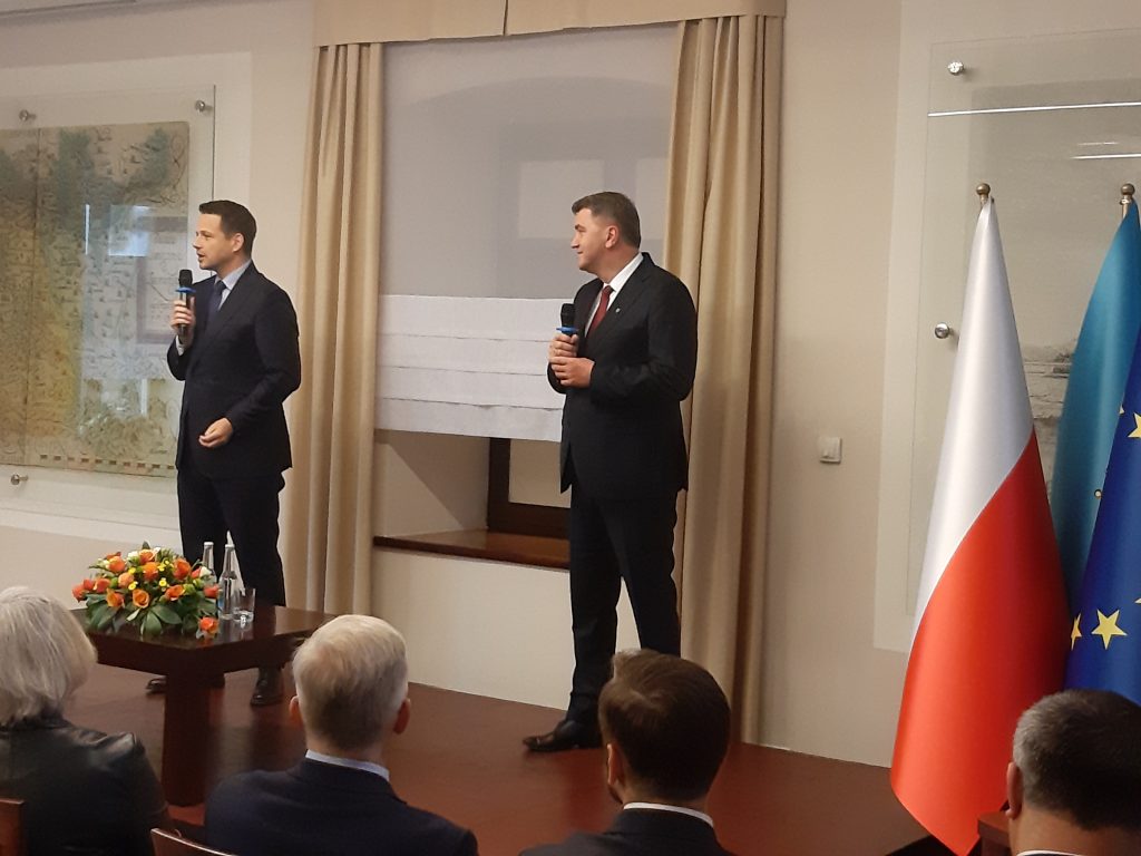 Prezydent Warszawy Rafał Trzaskowski i prezydent Oświęcimia Janusz Chwierut przemawiają na potkaniu samorządowców
