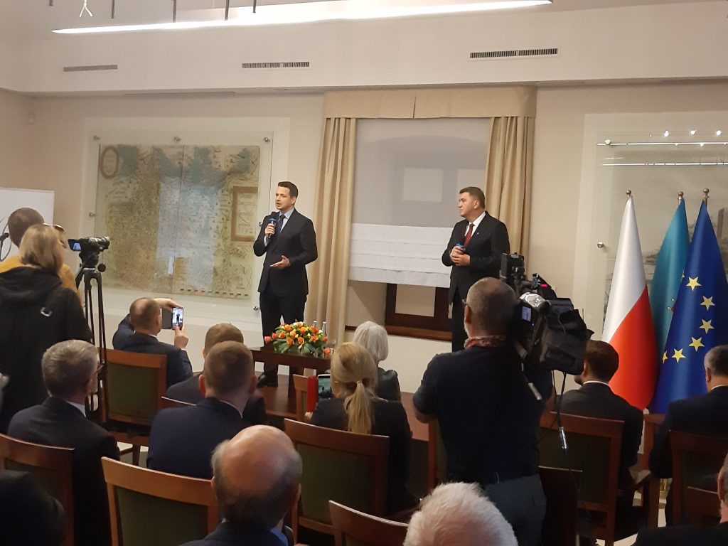 Prezydent Warszawy Rafał Trzaskowski i prezydent Oświęcimia Janusz Chwierut przemawiają na potkaniu samorządowców