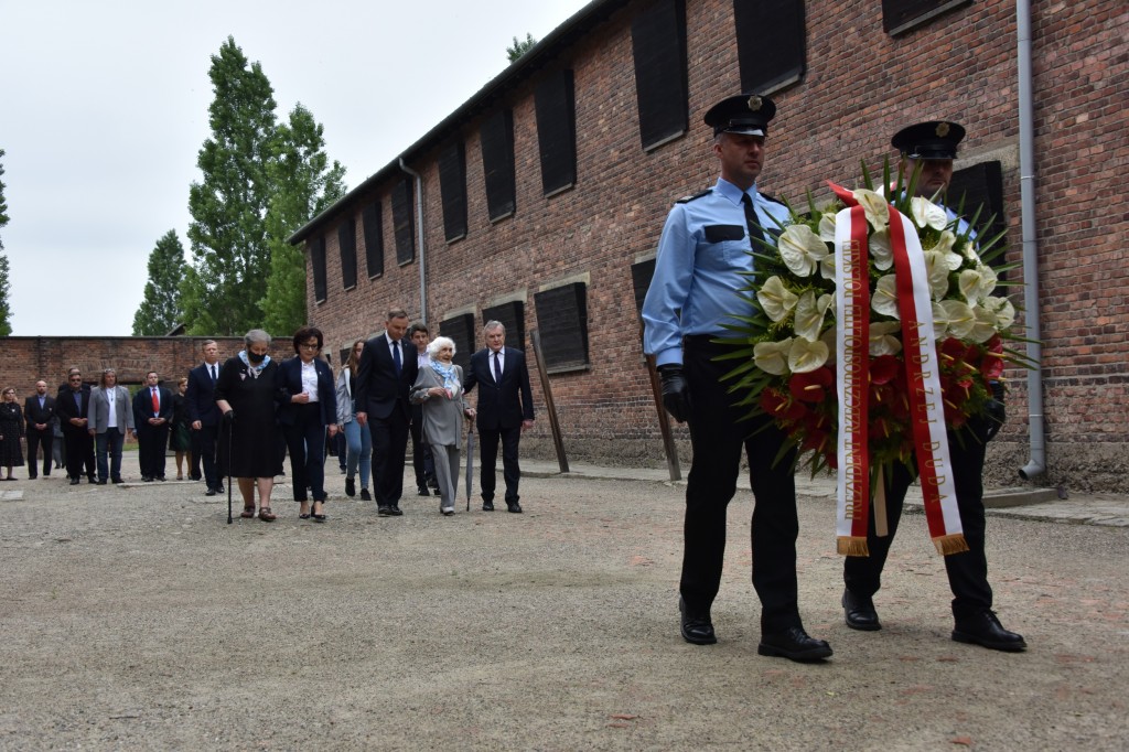 Delegacja byłych więźniów KL Auschwitz w towarzystwie prezydenta RP Andrzeja Dudy i marszałek Sejmu Elżbiety Witek