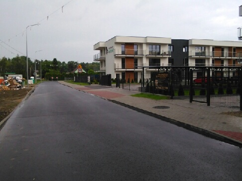 Ulica Sikorskiego w tle nowe osiedle mieszkaniowe