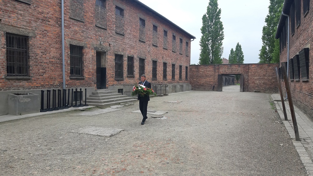 Prezydent Oświęcimia Janusz Chwierut składa kwiaty 