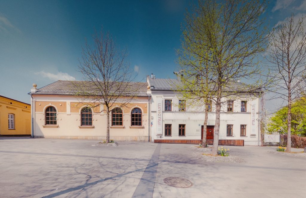 Muzeum Żydowskie i plac ks. Jana Skarbka