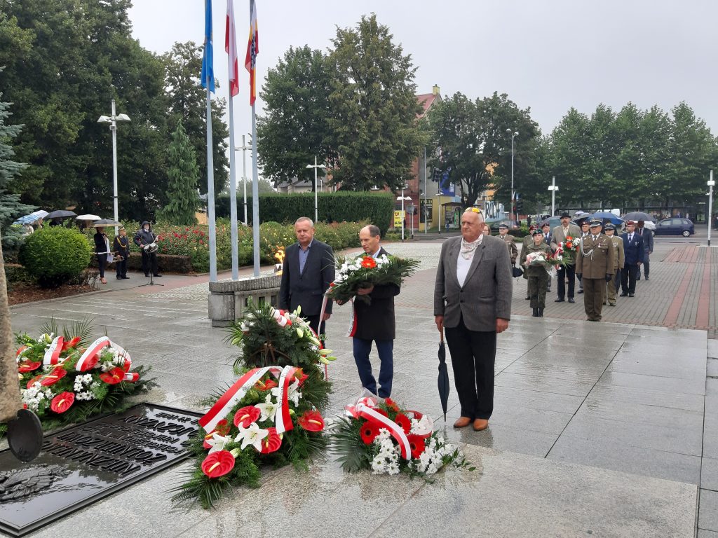 Delegacja władz gminy Oświęcim składa kwiaty