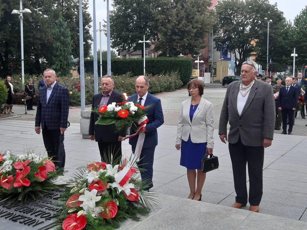 Delegacja władz gminy Oświęcim składa kwiaty przy Grobie Nieznanego Żołnierza