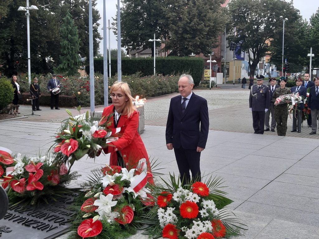 Delegacja Muzeum Pamięci Mieszkańców Ziemi Oświęcimskiej składa kwiaty przy Grobie Nieznanego Żołnierza