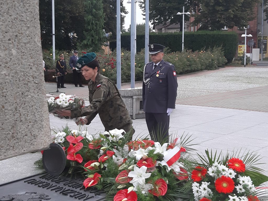 Przedstawiciele wojska składają kwiaty