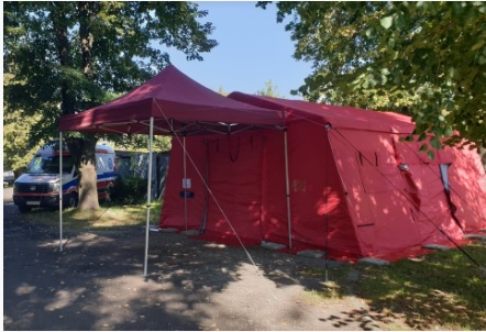 Czerwony namiot przy bramie wjazdowej
