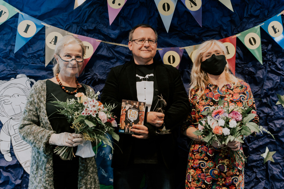 Laureat nagrody głównej Marcin Przewoźniak z wyróżnionymi autorkami książek