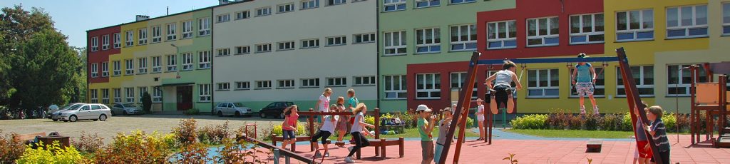 Dzieci bawią się na placu zabaw przy Szkole Podstawowej nr 11