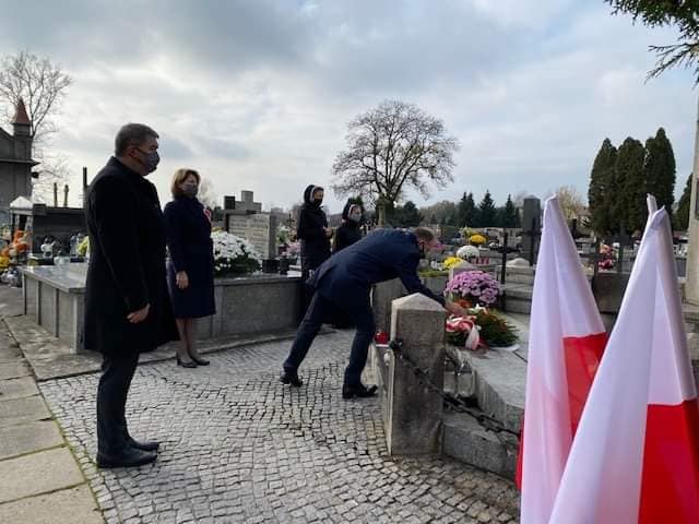 Prezydent składa kwiaty przy pomniku żołnierzy poległych w dwóch wojnach światowych