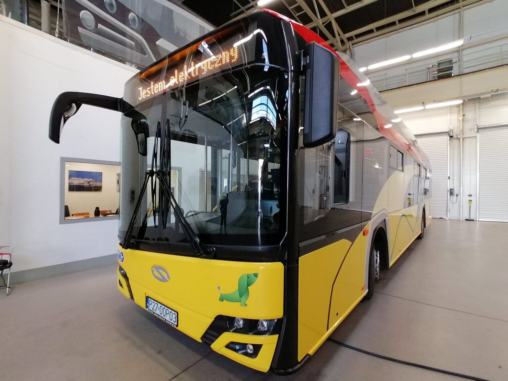 Autobus elektryczny żółto-czerwonym