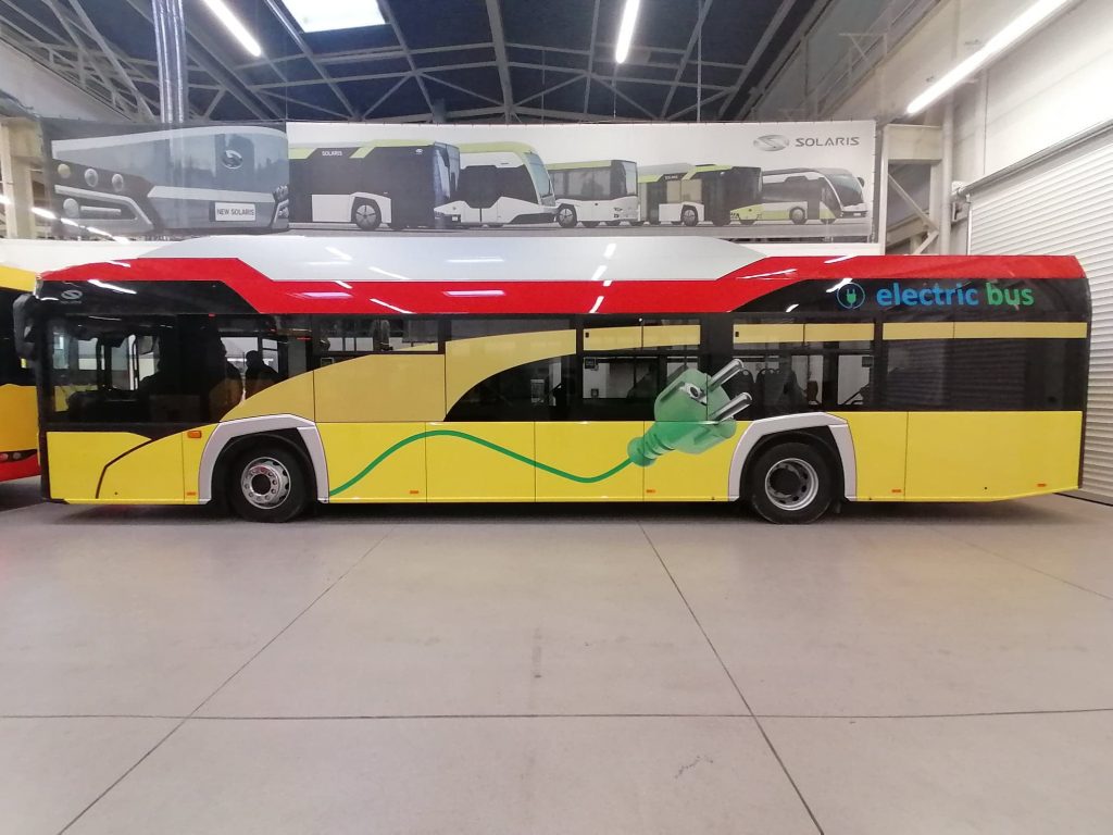 Autobus elektryczny w kolorze żółto-czerwonym