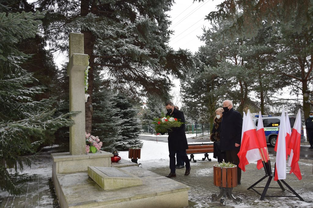 Delegacja władz miasta składa kwiaty w miejscach pamięci i przy pomnikach